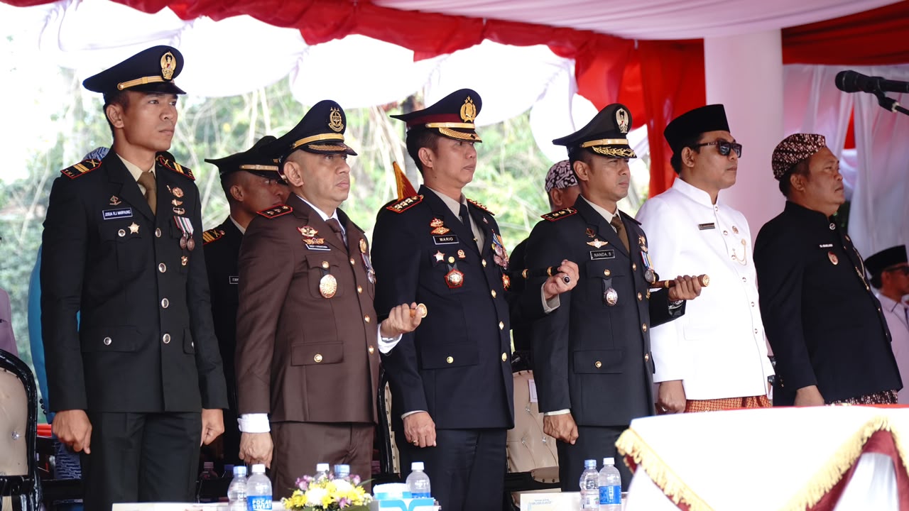 Upacara HUT ke-81 RI di Karangpawitan Karawang dipimpin Bupati Aep Syaepuloh, diikuti TNI-Polri hingga pelajar, berlangsung khidmat dan kondusif.