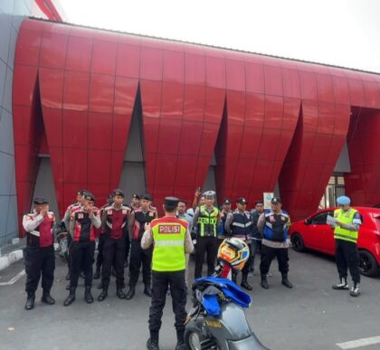FC Sultan Muda vs Bara Siliwangi imbang 1-1 di Piala Soeratin U17 Karawang 2026, dikawal ketat personel Polresta Karawang di Stadion Singaperbangsa.