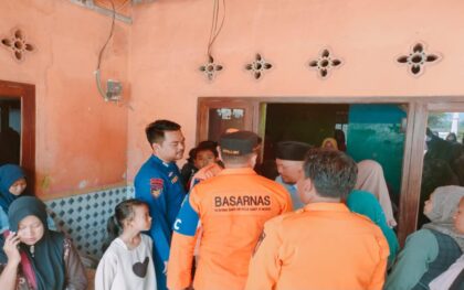 Bocah 10 tahun di Desa Medangasem, Karawang, ditemukan meninggal Rabu pagi usai sehari dicari tim gabungan akibat diduga tenggelam di saluran irigasi.