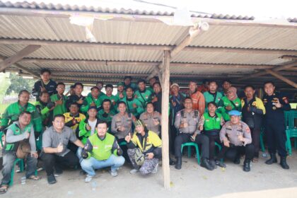 Polresta Karawang resmikan Warung Ojol di Nagasari, sediakan 100 porsi makan gratis tiap Rabu dan Jumat untuk pengemudi ojek online setempat.