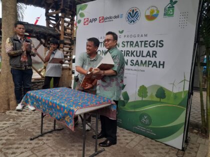 KSM Darma Sahabat Lingkungan mengirim sampah pilahan dari TPS3R Karawang ke PT Pindo Deli, jadi model kemitraan atasi darurat sampah di Indonesia.
