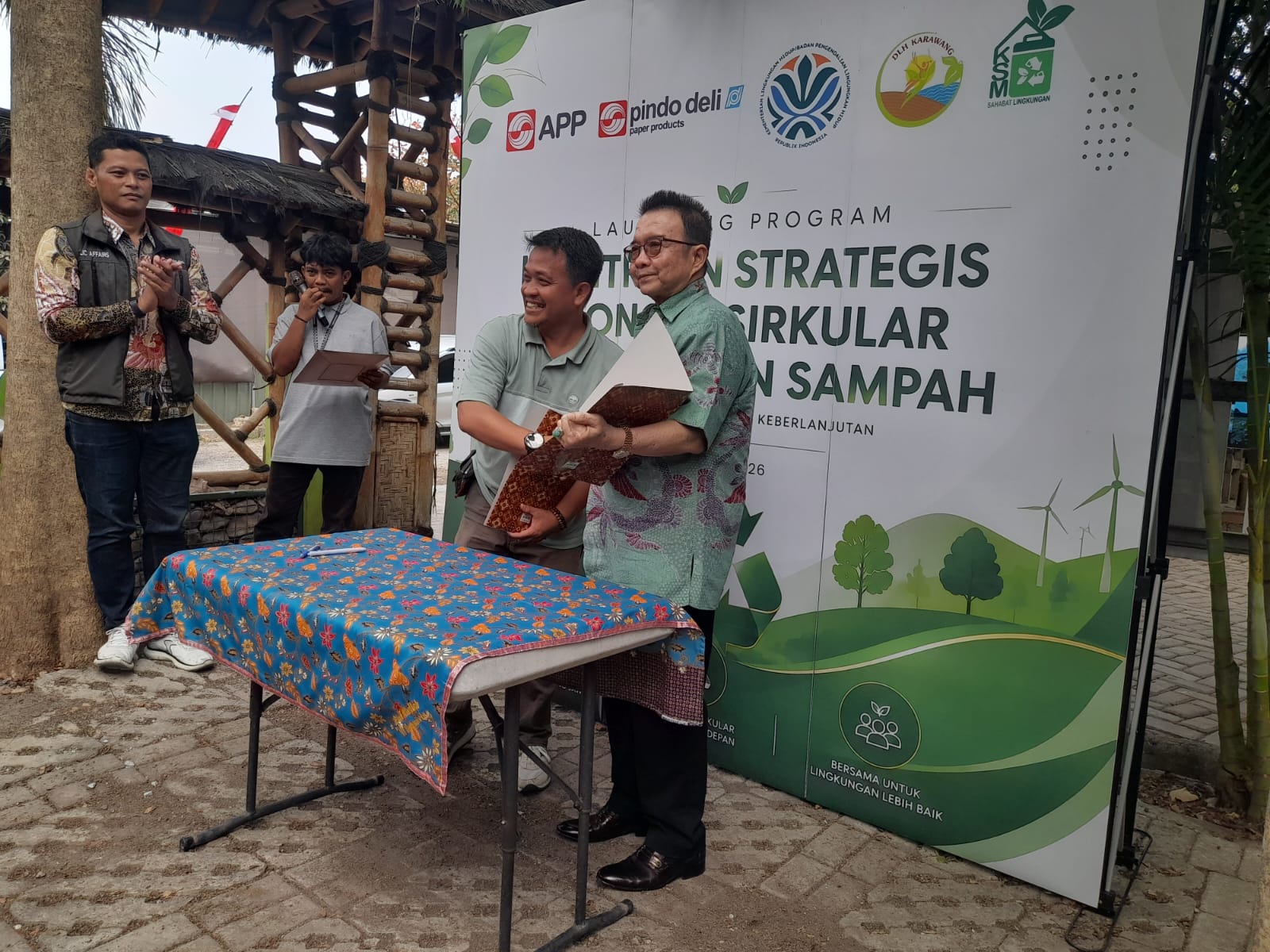 KSM Darma Sahabat Lingkungan mengirim sampah pilahan dari TPS3R Karawang ke PT Pindo Deli, jadi model kemitraan atasi darurat sampah di Indonesia.
