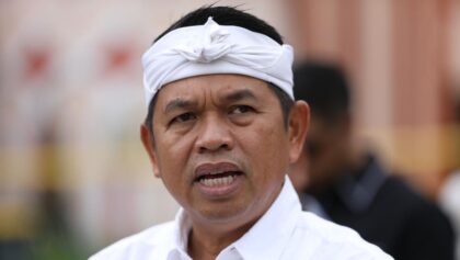 Gubernur Jabar sebut 3 pengusaha tambang Karawang diduga terkait kerusakan Jalan Badami-Loji, satu di antaranya anggota DPRD Jabar.