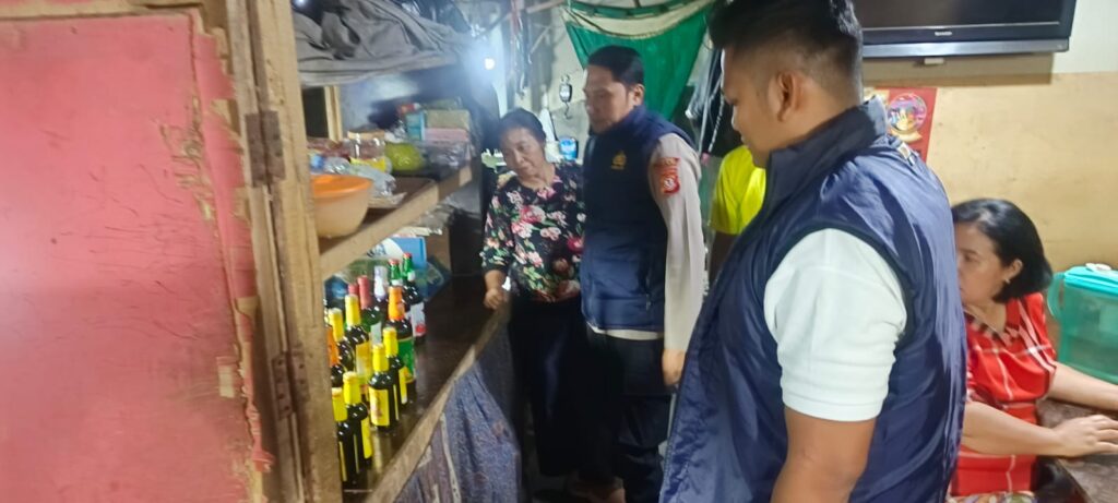 6 Personel Polsek Cikalongwetan Gelar Patroli Blue Light Cegah Kejahatan 1 Polsek Cikalongwetan gelar Patroli Malam Minggu, amankan 30 botol miras dan 3 knalpot brong demi cegah premanisme, curanmor, dan geng motor di Cimahi.