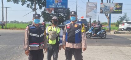 Polresta Karawang imbau warga waspada abu vulkanik erupsi Anak Krakatau, bagikan masker gratis, minta warga tak panic buying dan pantau info resmi.