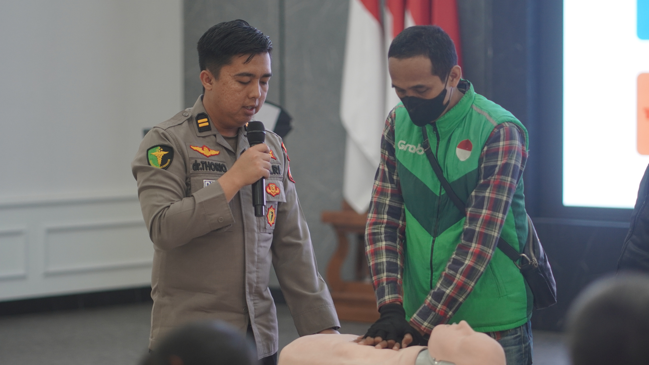 Satlantas Polresta Karawang melatih Ojol Kamtibmas soal Safety Riding dan PPGD di Thatya Dharaka untuk menekan kecelakaan lalu lintas.