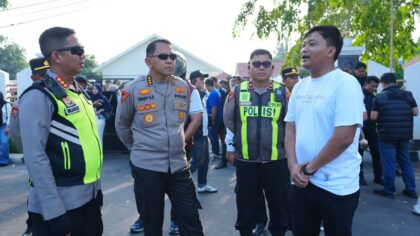 Kapolresta Karawang Kombes Pol Mario Prahatinto pimpin langsung pengamanan dan penyekatan suporter Jakmania serta pengawalan nobar bersama Karo Ops Polda Jabar.