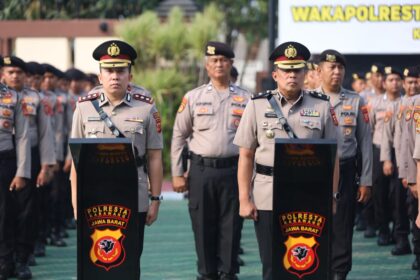 AKBP Afrian Satya Permadi resmi jabat Wakapolresta Karawang, gantikan Kompol Andriyanto dalam sertijab 11 pejabat.