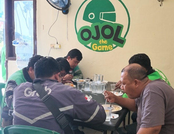 Warung Ojol Polresta Karawang sediakan 100 porsi makan gratis tiap Rabu dan Jumat bagi pengemudi ojol di Nagasari, Karawang Barat. Ini jadwal dan tujuannya.