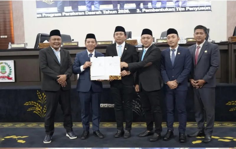 Rapat Paripurna DPRD Karawang menyetujui Raperda Perubahan APBD 2026: pendapatan Rp5,331 triliun, belanja Rp5,636 triliun, defisit Rp305,393 miliar.