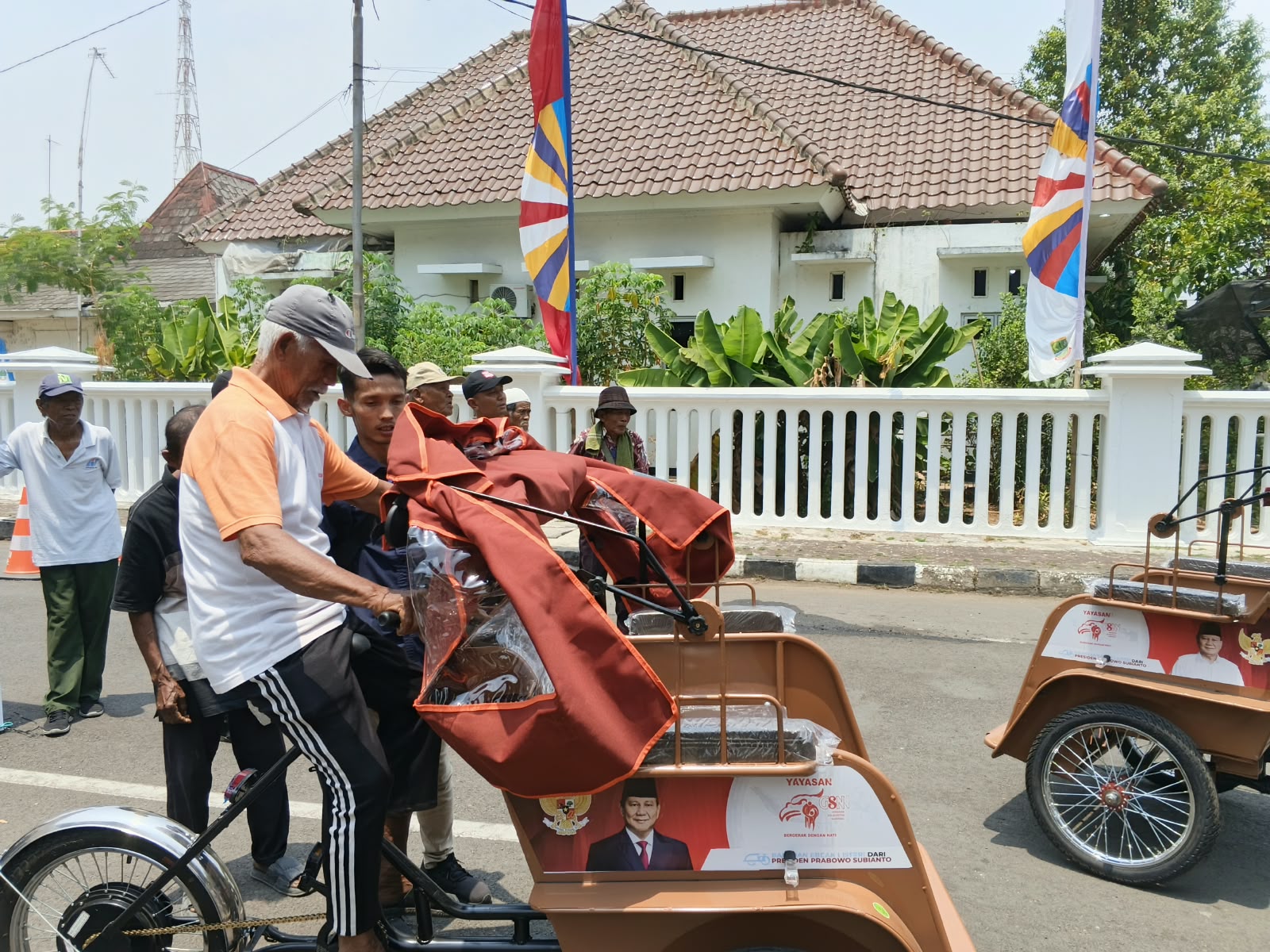 Bah Arman (70) berharap penghasilan naik hingga Rp150 ribu per hari setelah 220 becak listrik Pindad dibagikan kepada penarik becak Karawang.