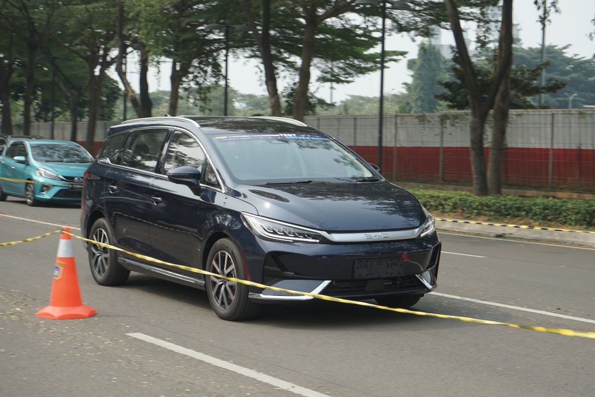 Kuasa hukum WNA Tiongkok berinisial CQ meminta polisi memeriksa semua pihak, termasuk pegawai bank, usai uang Rp1,3 miliar raib di dekat Tol Kalihurip.