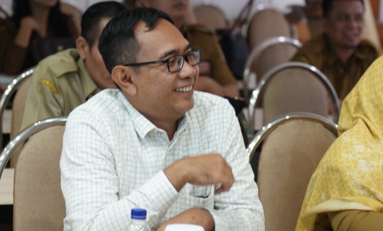 Wakil Ketua Komisi I DPRD Karawang Lili Mahali minta panitia Pilkades serentak netral, calon dan warga jaga suasana kondusif, tanpa kubu-kubuan.
