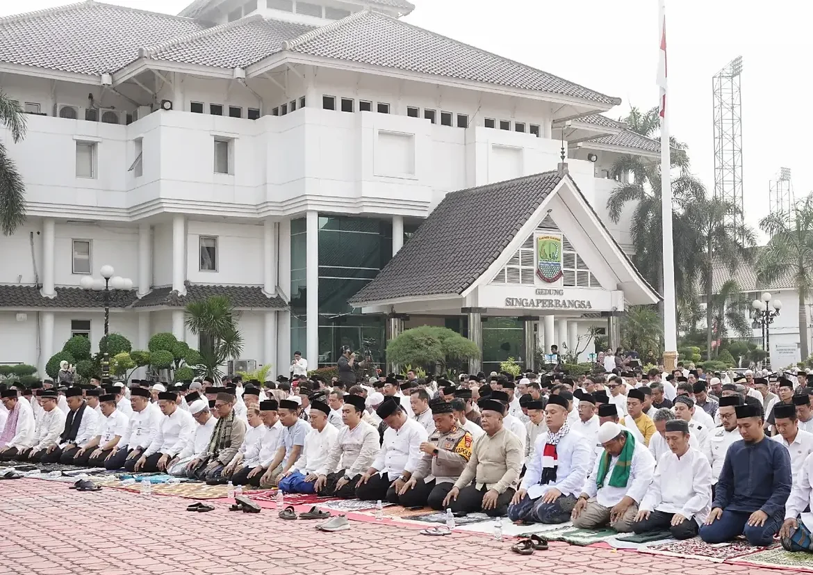 Seluruh ASN Pemkab Karawang menggelar Shalat Istisqa di Plaza Pemda, Jumat (2/10/26). Bupati Aep soroti air bersih, koordinasi BBWS, dan kebutuhan petani.