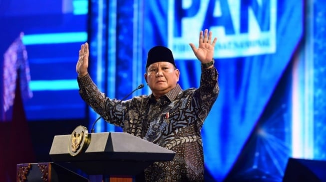 Pakar Hukum Soroti Kebijakan Prabowo yang Dinilai Bebani Konsumen 1 Pakar hukum Firman Turmantara menilai sejumlah kebijakan dua tahun pemerintahan Prabowo-Gibran membebani konsumen, dari gas 3 kg hingga MBG dan desil bansos.