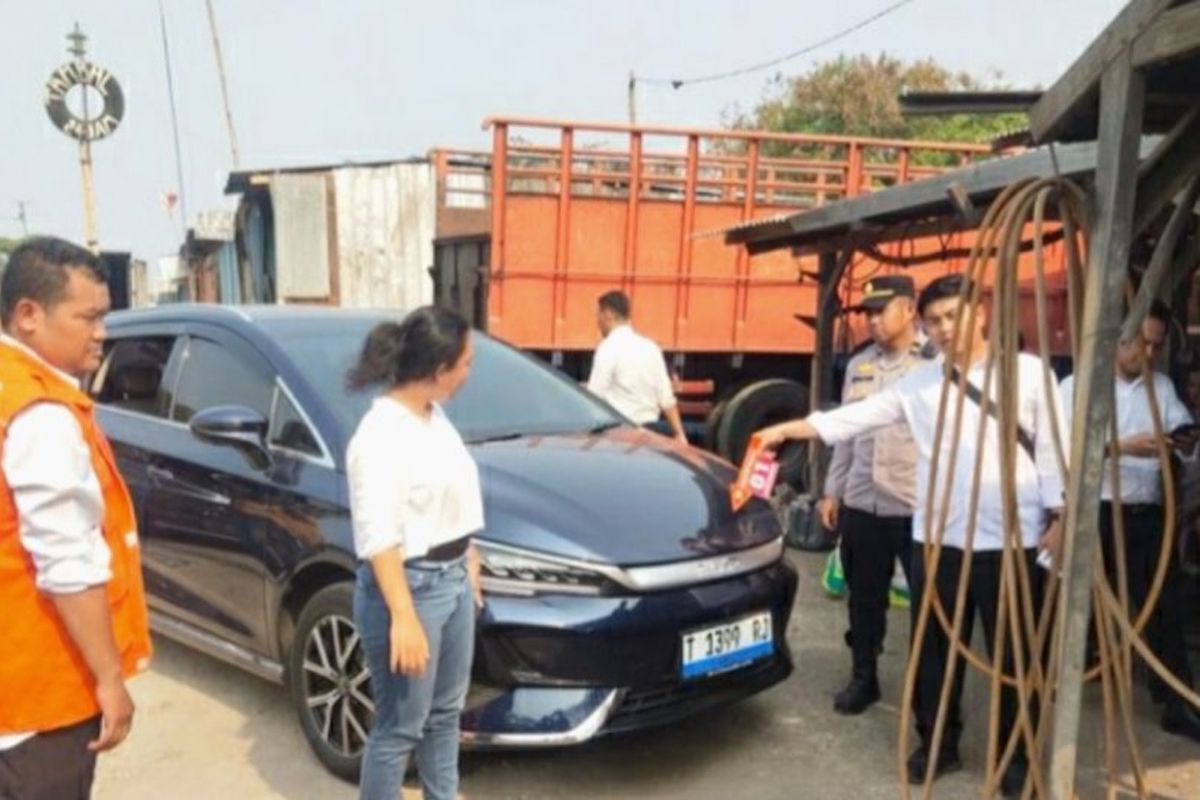 Komplotan bermotor memecahkan kaca mobil WNA Tiongkok dan membawa kabur Rp1,3 miliar di Kalihurip, Karawang. Polisi periksa tiga saksi dan buru 3–4 pelaku.