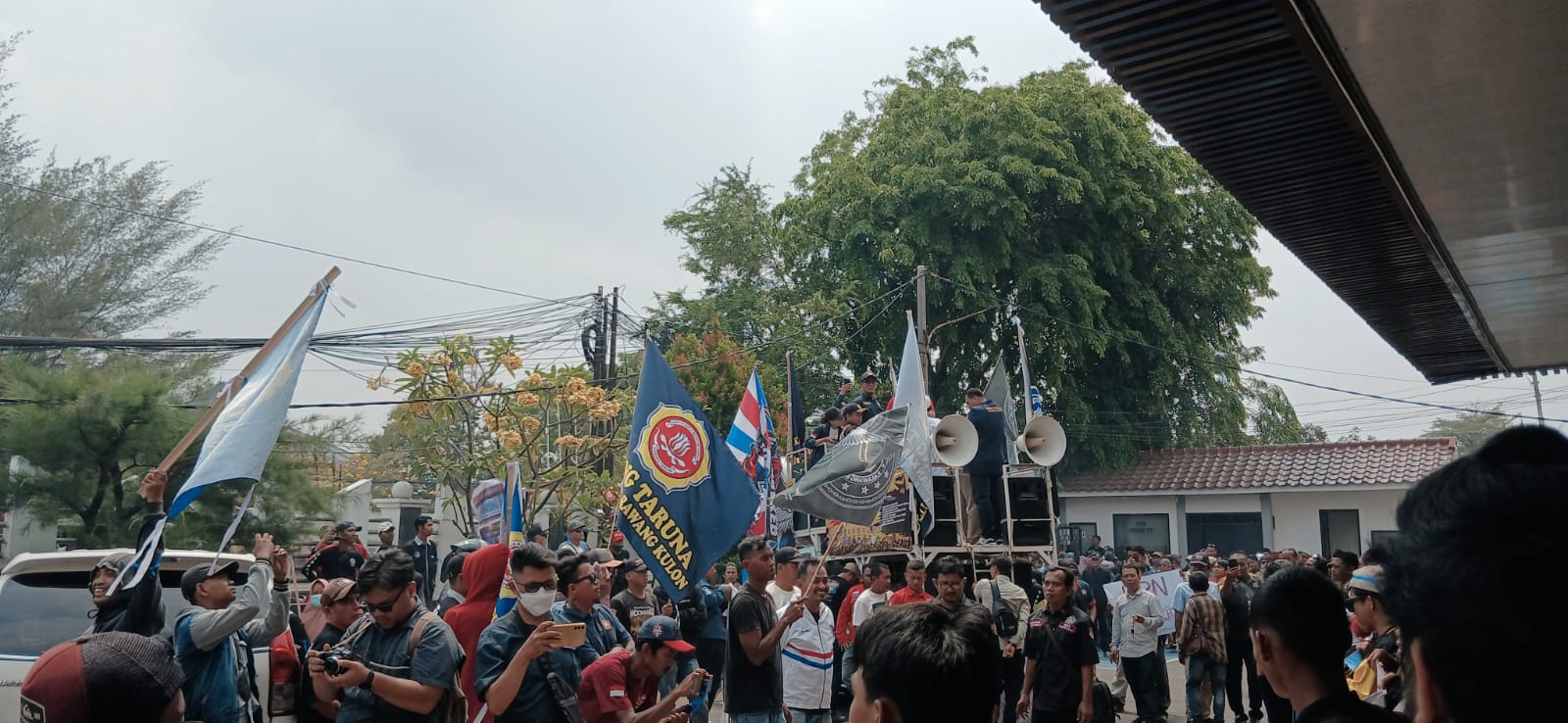 Ratusan warga Poponcol datangi ATR/BPN Karawang menagih sertifikat 35 bidang tanah program PTSL. BPN sebut berkas belum lengkap, warga bantah.