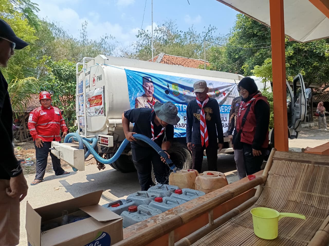 Distribusi air bersih Karawang di Desa Kertasari, Pangkalan, Sabtu (10/10/2026): 27.000 liter untuk 447 KK atau 1.329 jiwa di tiga titik.