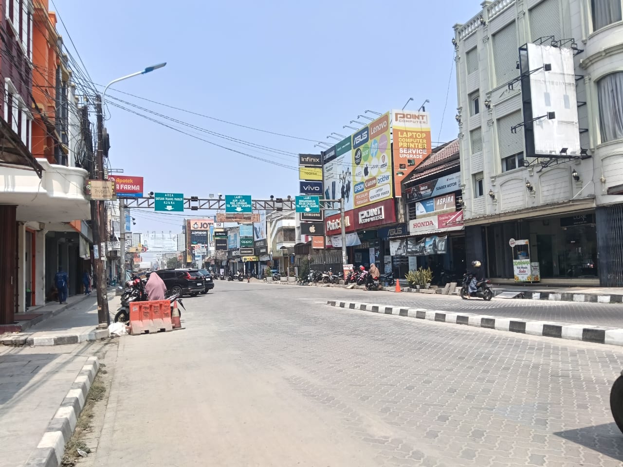 Praktisi hukum Asep Agustian meminta Bupati Karawang membongkar paving blok Jalan Tuparev dan mengembalikannya ke aspal karena berdebu dan tak kuat tonase.