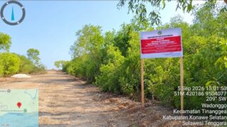 Papan penyegelan resmi dari Ditjen Gakkum Kemenhut berdiri di kawasan Hutan Lindung Mangrove Desa Wadonggo, Kecamatan Tinanggea, Konawe Selatan. Papan larangan ini memagari jalur hauling sepanjang ±150 meter yang diduga dibuka secara ilegal oleh emiten tambang nikel PT IFISHDECO Tbk untuk akses menuju pelabuhan bongkar muat (jetty). (Dok: SAHI)