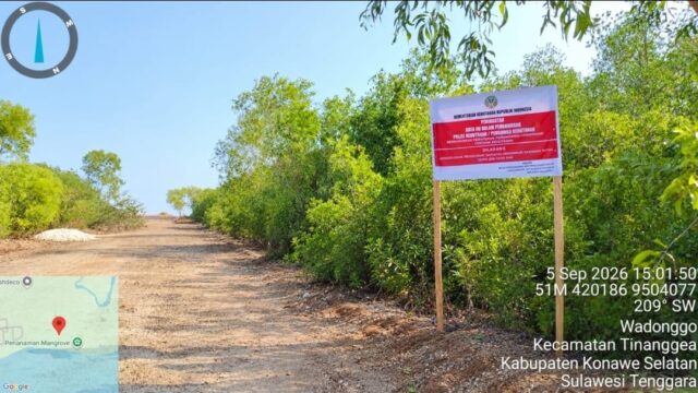 Papan penyegelan resmi dari Ditjen Gakkum Kemenhut berdiri di kawasan Hutan Lindung Mangrove Desa Wadonggo, Kecamatan Tinanggea, Konawe Selatan. Papan larangan ini memagari jalur hauling sepanjang ±150 meter yang diduga dibuka secara ilegal oleh emiten tambang nikel PT IFISHDECO Tbk untuk akses menuju pelabuhan bongkar muat (jetty). (Dok: SAHI)