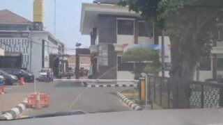 Ketua DPC PERADI Karawang Asep Agustian mengkritik barrier gate di gerbang Mapolresta Karawang dan mendesak pencabutannya. Ia juga menyoroti parkir berbayar.