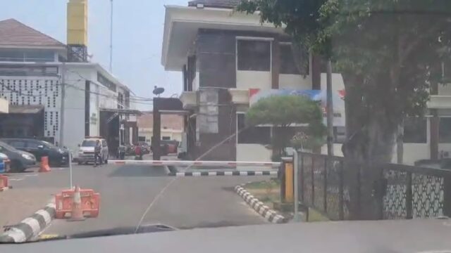 Ketua DPC PERADI Karawang Asep Agustian mengkritik barrier gate di gerbang Mapolresta Karawang dan mendesak pencabutannya. Ia juga menyoroti parkir berbayar.